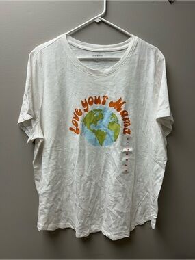 Old Navy Women’s “Love Your Mama” Graphic Earth T Shirt